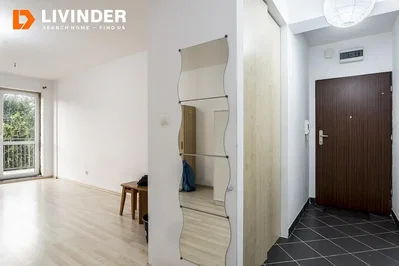 Oturma odası; ahşap zemin, doğal ışık, modern stil