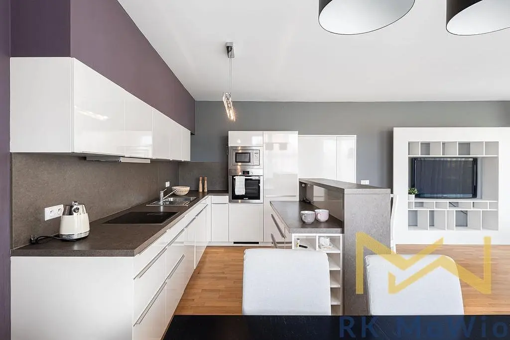 Salón; suelo de madera, luz natural, estilo moderno