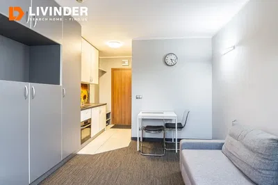 Küche; küchengeräte, holzboden, tageslicht, moderner stil