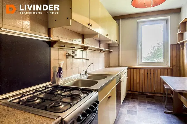 Kuchnia; sprzęt kuchenny, podłoga z płytek, światło dzienne, styl nowoczesny