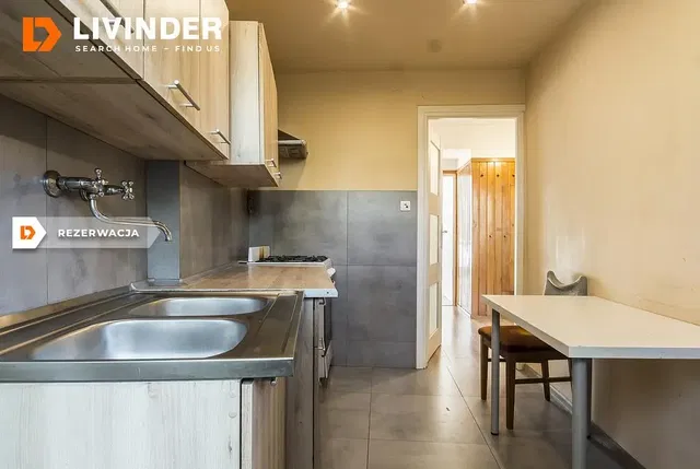 Kuchnia; sprzęt kuchenny, podłoga drewniana, światło dzienne, styl nowoczesny