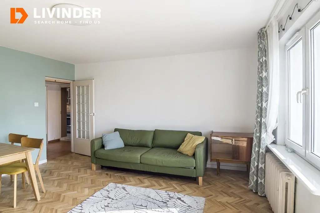 Mutfak; mutfak aletleri, ahşap zemin, doğal ışık, modern stil