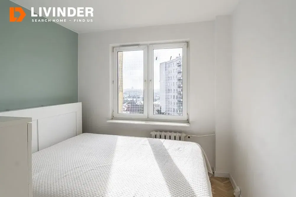 Mutfak; mutfak aletleri, ahşap zemin, doğal ışık, modern stil