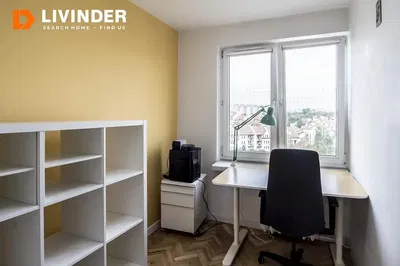 Mutfak; mutfak aletleri, ahşap zemin, doğal ışık, modern stil