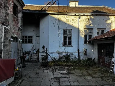 Mutfak; mutfak aletleri, ahşap zemin, doğal ışık, modern stil