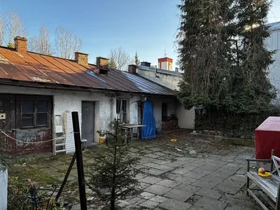Mutfak; mutfak aletleri, ahşap zemin, doğal ışık, modern stil