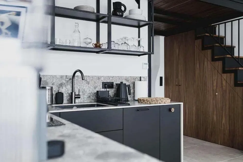 Salon; podłoga drewniana, światło dzienne, styl nowoczesny