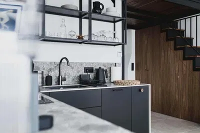 Salon; podłoga drewniana, światło dzienne, styl nowoczesny