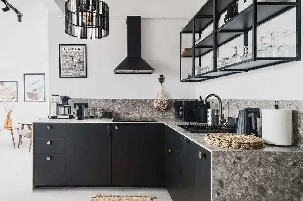 Kuchnia; sprzęt kuchenny, podłoga z płytek, światło dzienne, styl nowoczesny