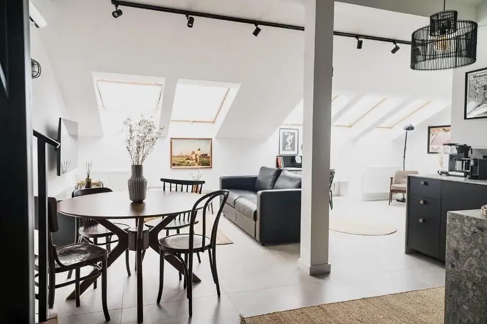 Kuchnia; sprzęt kuchenny, podłoga drewniana, światło dzienne, styl nowoczesny