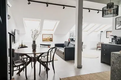 Kuchnia; sprzęt kuchenny, podłoga drewniana, światło dzienne, styl nowoczesny