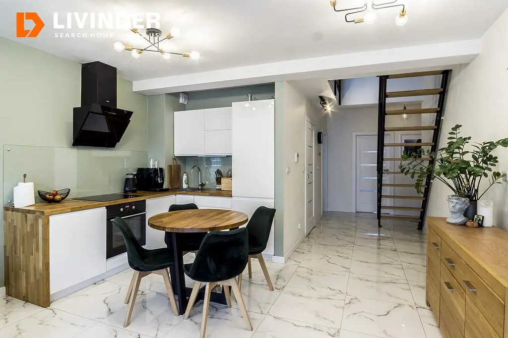 Kuhinja; kućanski aparati, drveni pod, prirodna svjetlost, moderan stil