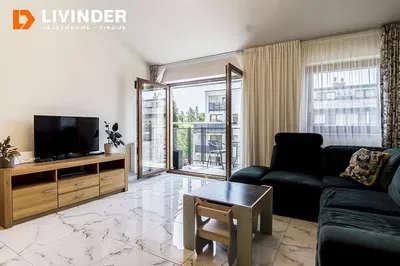 Kuhinja; kućanski aparati, drveni pod, prirodna svjetlost, moderan stil