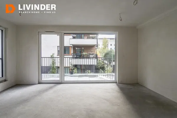 Kuhinja; kućanski aparati, drveni pod, prirodna svjetlost, moderan stil