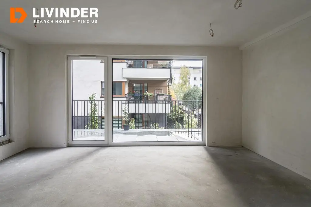 Kuhinja; kućanski aparati, drveni pod, prirodna svjetlost, moderan stil