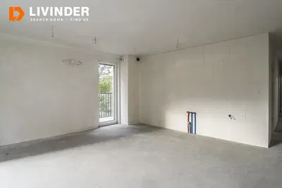 Dnevni boravak; drveni pod, prirodna svjetlost, moderan stil