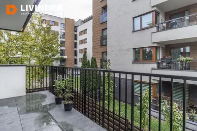 Kuhinja; kućanski aparati, drveni pod, prirodna svjetlost, moderan stil