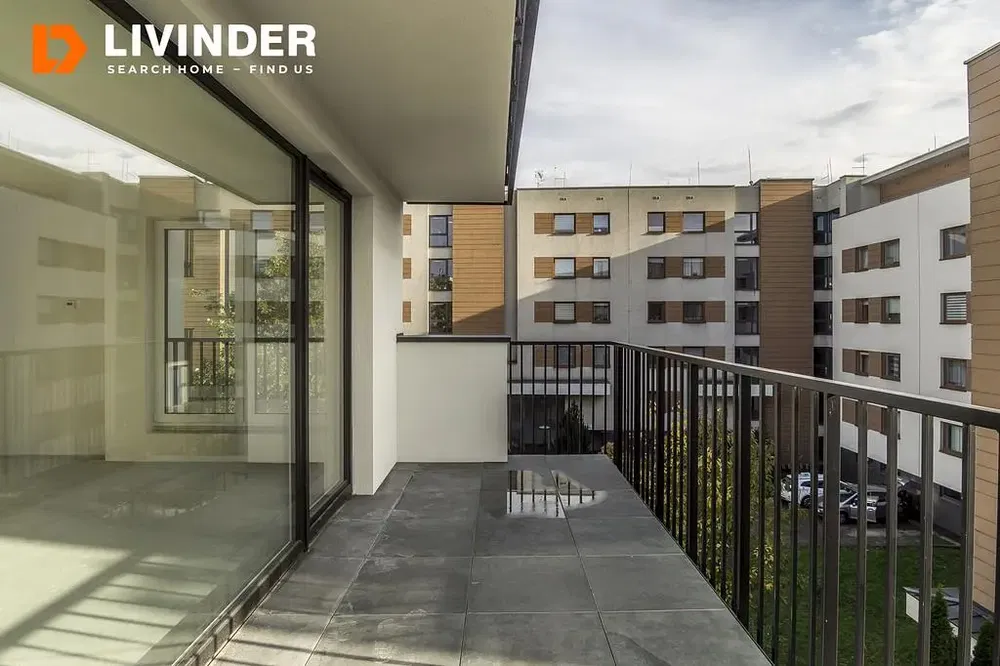 Kuhinja; kućanski aparati, drveni pod, prirodna svjetlost, moderan stil