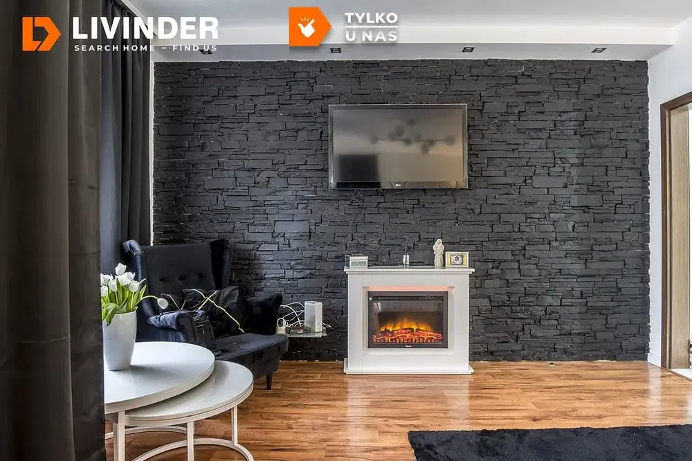 Kuhinja; kućanski aparati, drveni pod, prirodna svjetlost, moderan stil