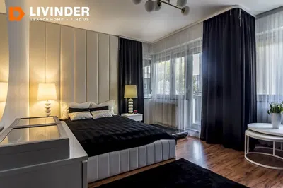 Kuhinja; kućanski aparati, drveni pod, prirodna svjetlost, moderan stil