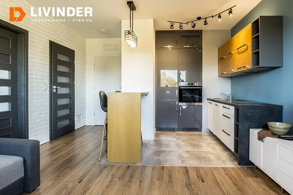 Kuhinja; kućanski aparati, drveni pod, prirodna svjetlost, moderan stil