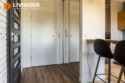 Kuhinja; kućanski aparati, drveni pod, prirodna svjetlost, moderan stil