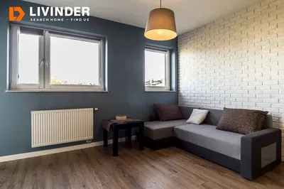 Kuhinja; kućanski aparati, drveni pod, prirodna svjetlost, moderan stil