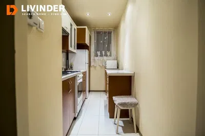 Kuhinja; kućanski aparati, drveni pod, prirodna svjetlost, moderan stil