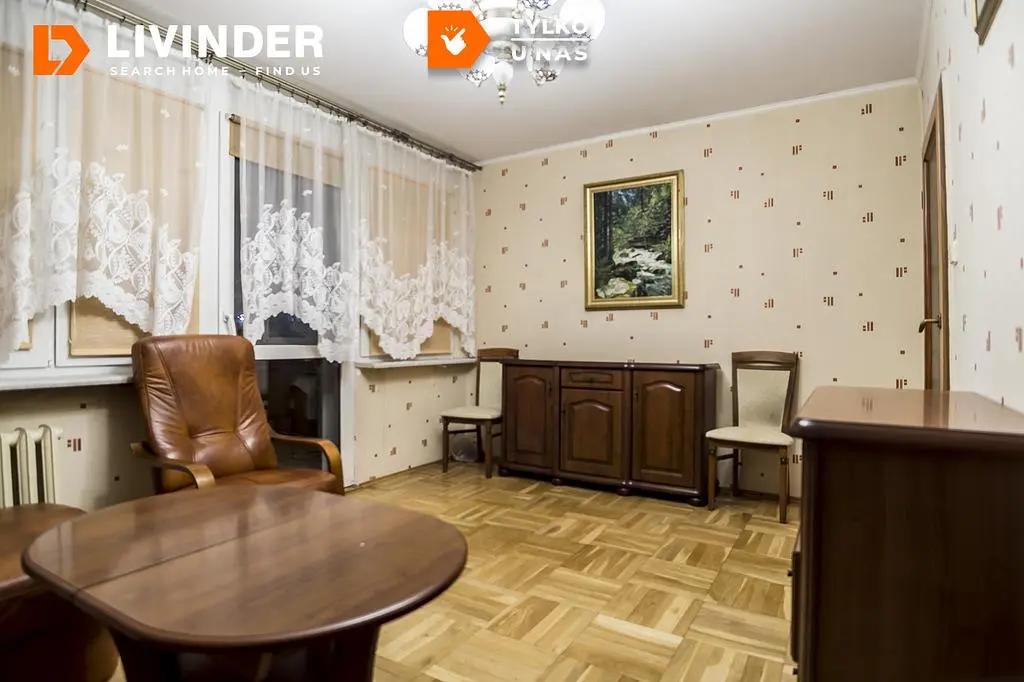 Kuhinja; kućanski aparati, drveni pod, prirodna svjetlost, moderan stil