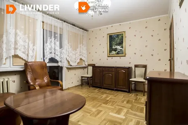 Kuhinja; kućanski aparati, drveni pod, prirodna svjetlost, moderan stil