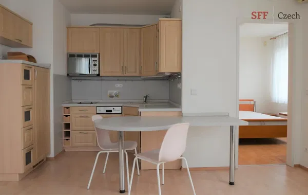 Küche; küchengeräte, holzboden, tageslicht, moderner stil