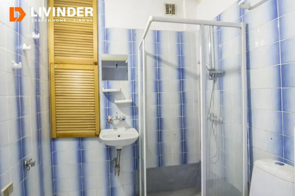 Kuhinja; kućanski aparati, drveni pod, prirodna svjetlost, moderan stil