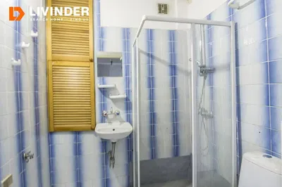 Kuhinja; kućanski aparati, drveni pod, prirodna svjetlost, moderan stil