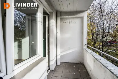 Kuhinja; kućanski aparati, drveni pod, prirodna svjetlost, moderan stil