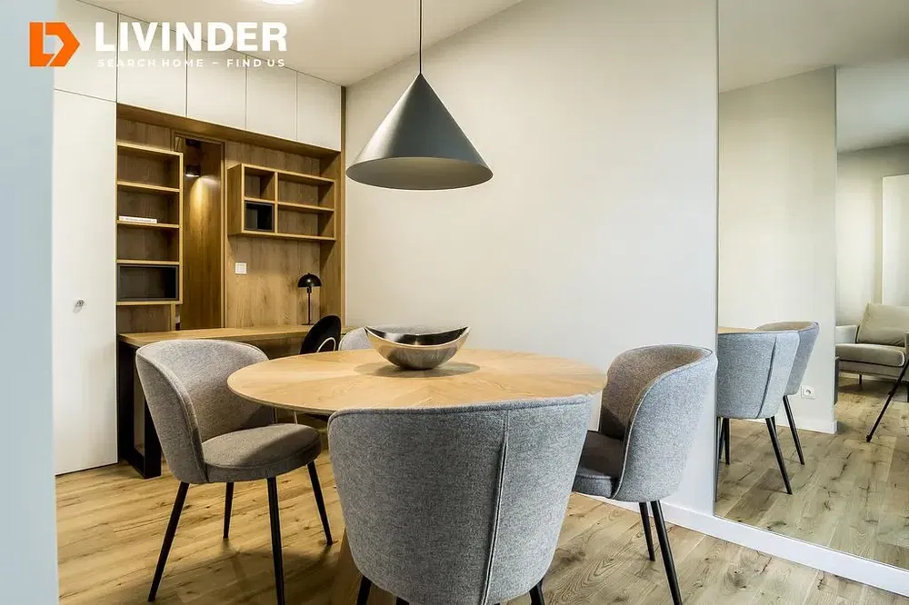 Kuhinja; kućanski aparati, drveni pod, prirodna svjetlost, moderan stil