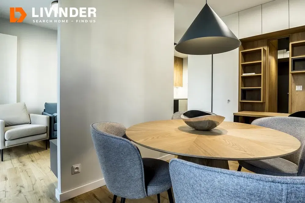 Kuhinja; kućanski aparati, drveni pod, prirodna svjetlost, moderan stil