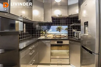 Kuhinja; kućanski aparati, drveni pod, prirodna svjetlost, moderan stil