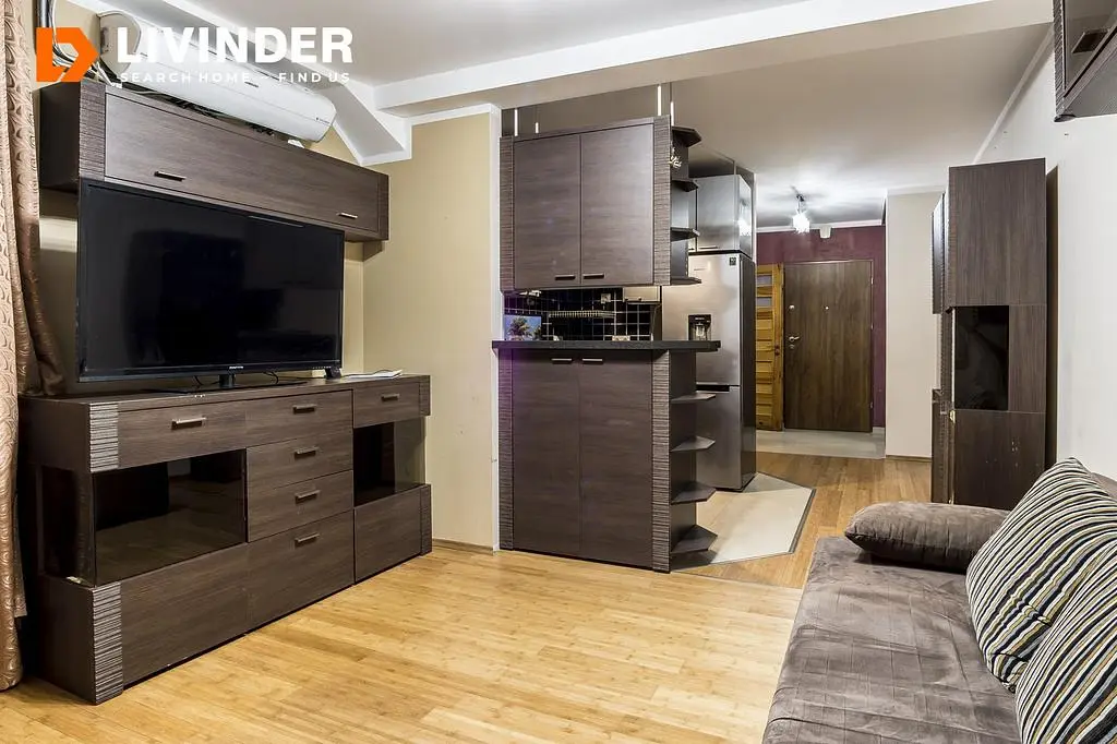 Dnevni boravak; drveni pod, prirodna svjetlost, moderan stil