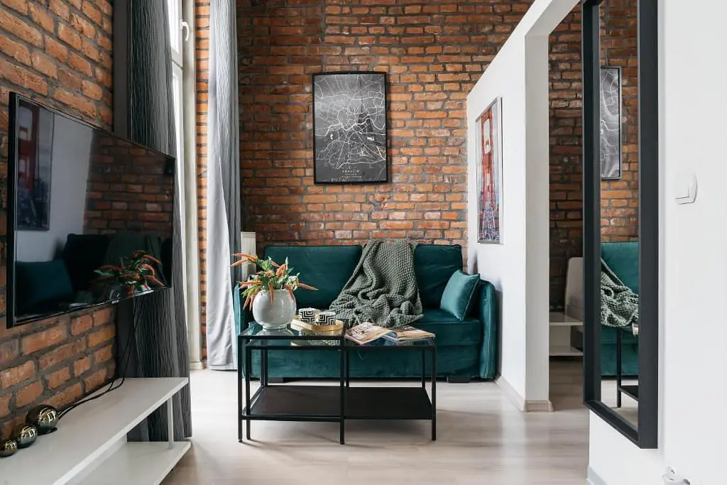 Kuchnia; sprzęt kuchenny, podłoga z płytek, światło dzienne, styl nowoczesny