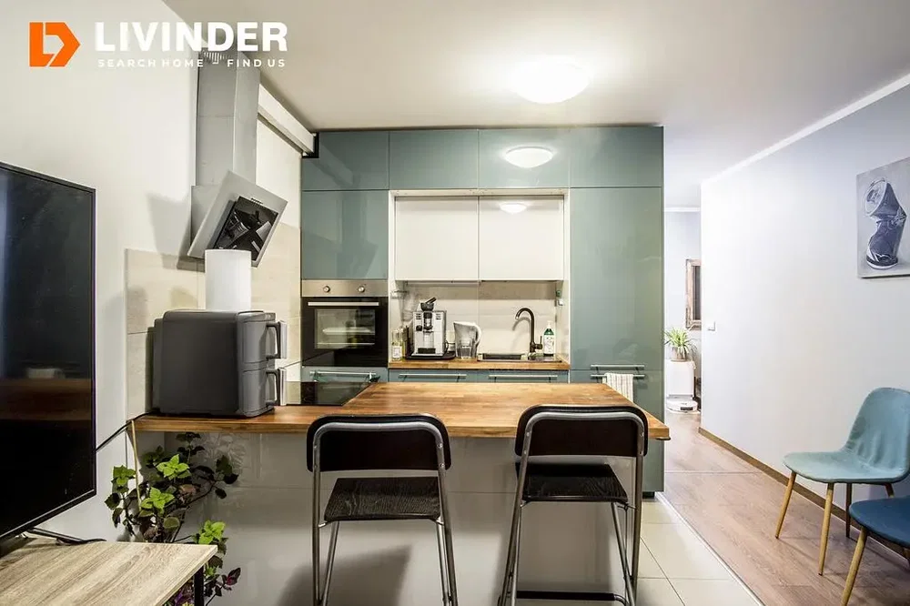 Mutfak; mutfak aletleri, ahşap zemin, doğal ışık, modern stil