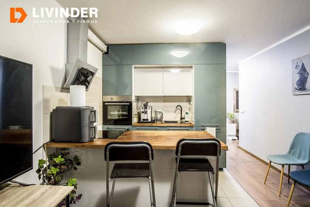 Mutfak; mutfak aletleri, ahşap zemin, doğal ışık, modern stil