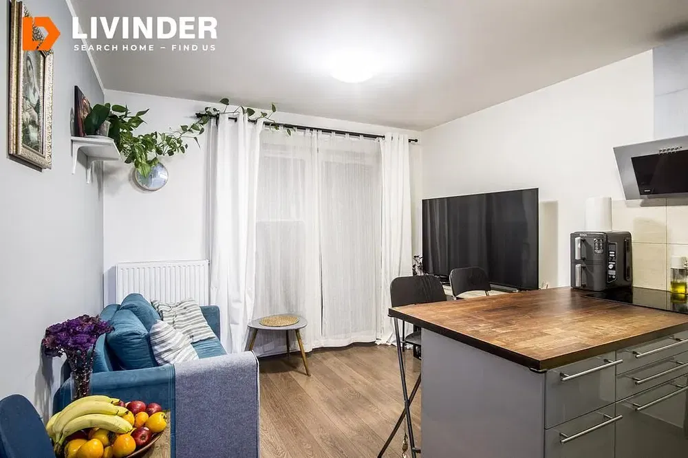 Mutfak; mutfak aletleri, ahşap zemin, doğal ışık, modern stil