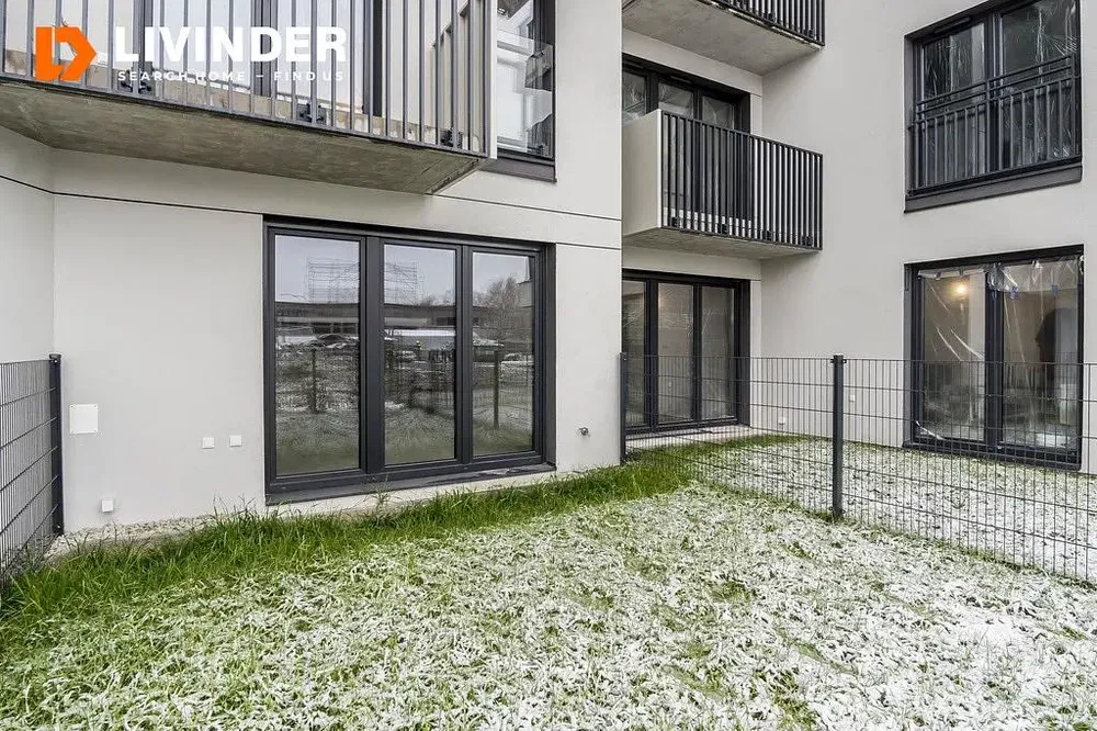 Kuchnia; sprzęt kuchenny, podłoga drewniana, światło dzienne, styl nowoczesny