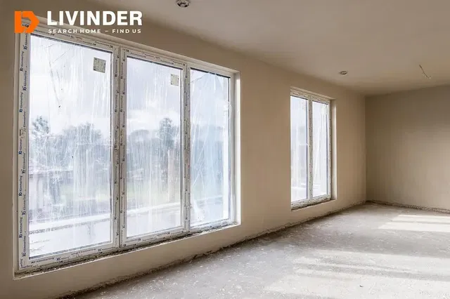 Kuchnia; sprzęt kuchenny, podłoga z płytek, światło dzienne, styl nowoczesny