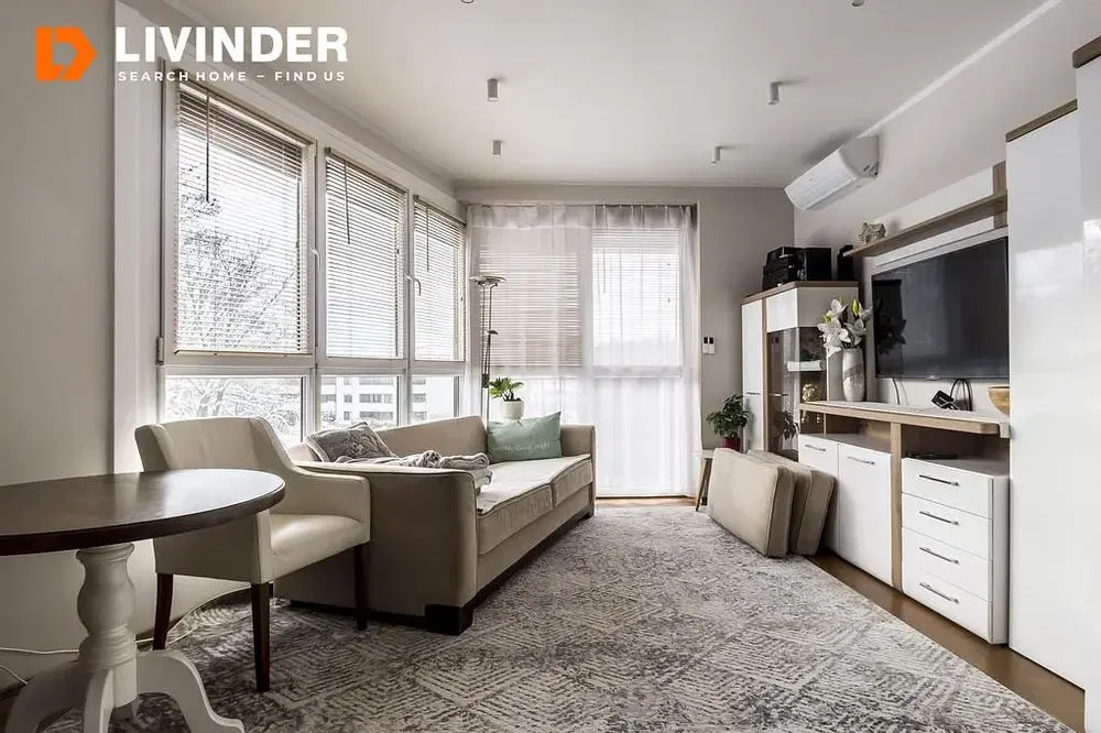 Kuchnia; sprzęt kuchenny, podłoga drewniana, światło dzienne, styl nowoczesny