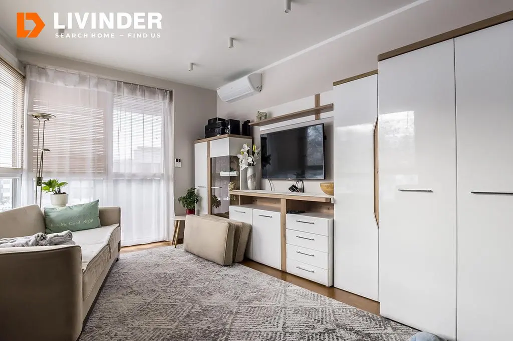 Kuchnia; sprzęt kuchenny, podłoga drewniana, światło dzienne, styl nowoczesny