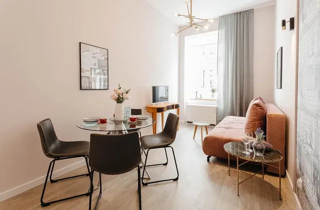 Kuchnia; sprzęt kuchenny, podłoga drewniana, światło dzienne, styl nowoczesny