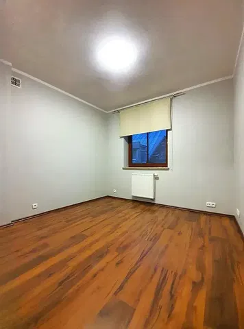 Kuchnia; sprzęt kuchenny, podłoga drewniana, światło dzienne, styl nowoczesny