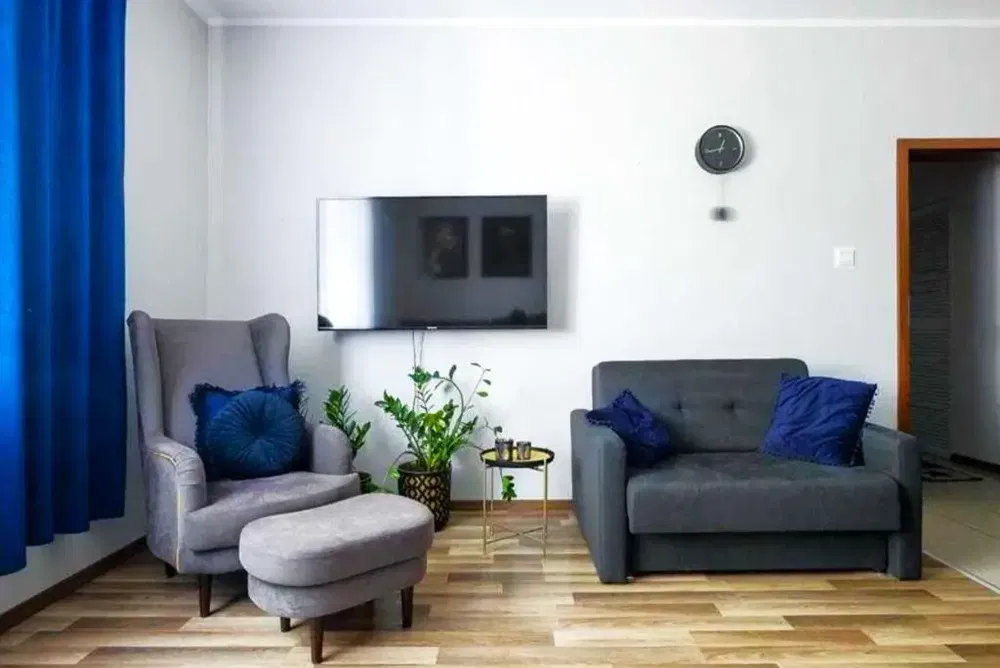 Salon; podłoga drewniana, światło dzienne, styl nowoczesny