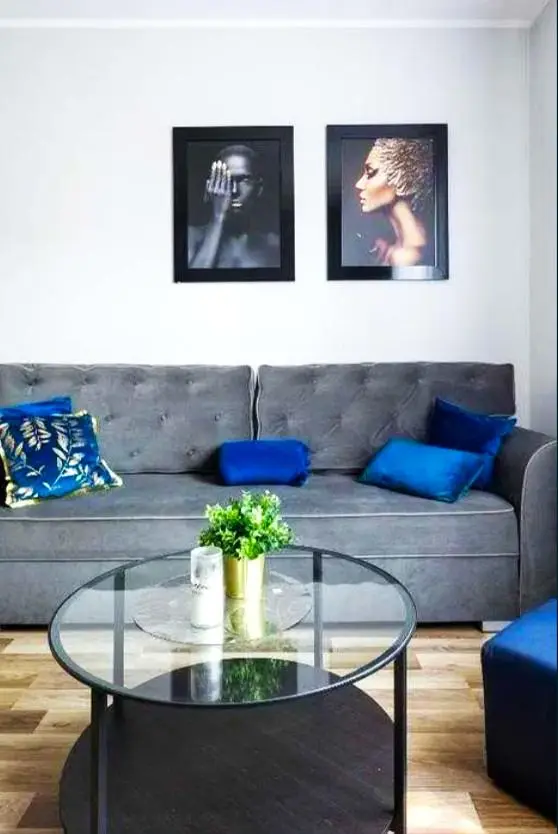 Kuchnia; sprzęt kuchenny, podłoga drewniana, światło dzienne, styl nowoczesny